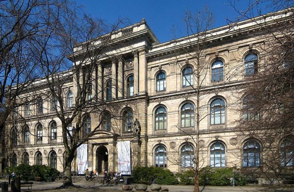 800px-Berlin,_Mitte,_Invalidenstrasse_43,_Museum_für_Naturkunde.jpg